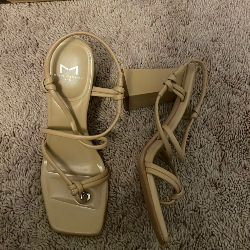 Marc fisher Giada nude heel